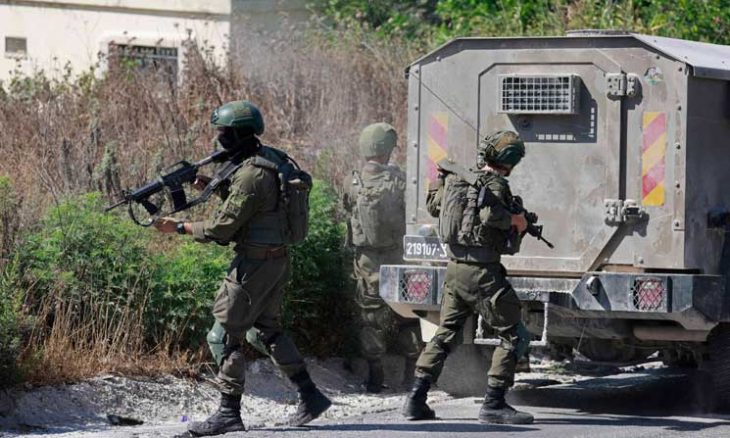 جيش الاحتلال يعتقل 6 فلسطينيين بينهم طفل ويحتجز عشرات آخرين في الضفة