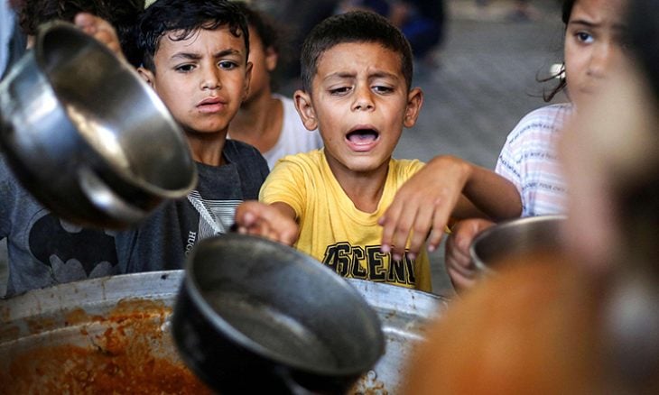 أوجاع جلدية تلتهم براءة أطفال غزة وأفاعٍ تترصدهم
