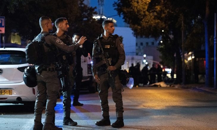بعد أكثر من شهر على احتجازه وابتزاز عائلته.. إسرائيل تفرج عن جثمان شاب فلسطيني قتلته شرطتها دون مبرر