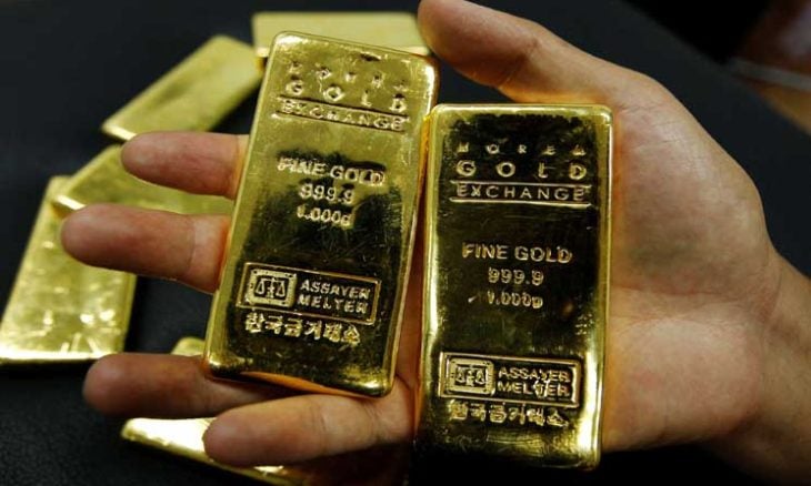 الذهب يرتفع لأعلى مستوى في شهر مع تراجع النفط والدولار