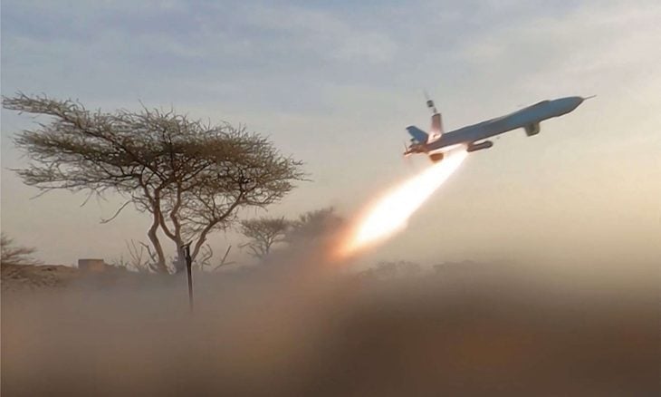 أنباء عن مقتل 3 من طاقم سفينة استهدفها الحوثيون في باب المندب