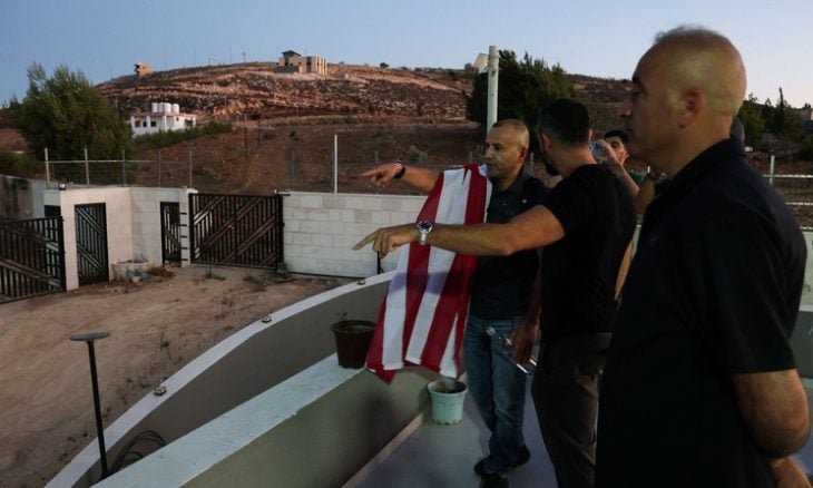 فلسطيني-أمريكي يعود من الولايات المتحدة ليجد منزله محاصراً بمستوطنين في الضفة الغربية