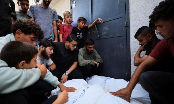 لحظات مؤثرة لطفل غزي يودع والده الشهيد- (شاهد)