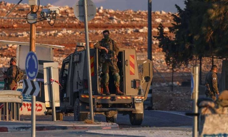 إسرائيل تعتقل 10 فلسطينيين ومستوطنون يوسعون بؤرة في الضفة- (فيديو)