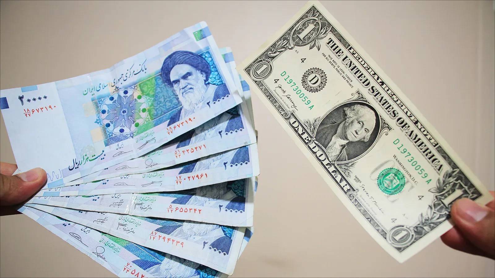 الدولار يلامس المليوني ريال... العملة الإيرانية تهوي إلى قاع تاريخي