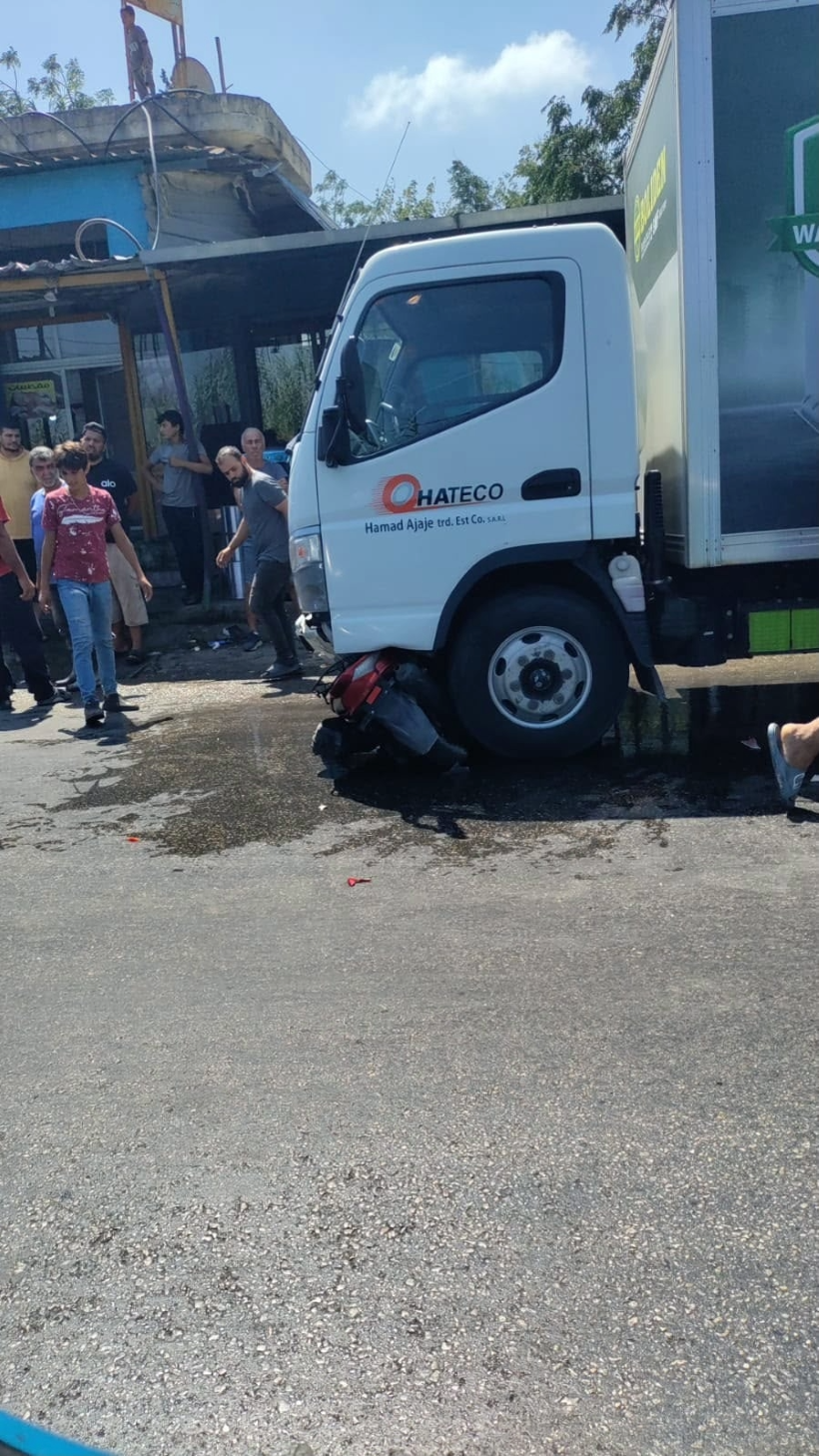 حادث عند مفرق ببنين... اصطدام بين دراجة و"بيك أب"