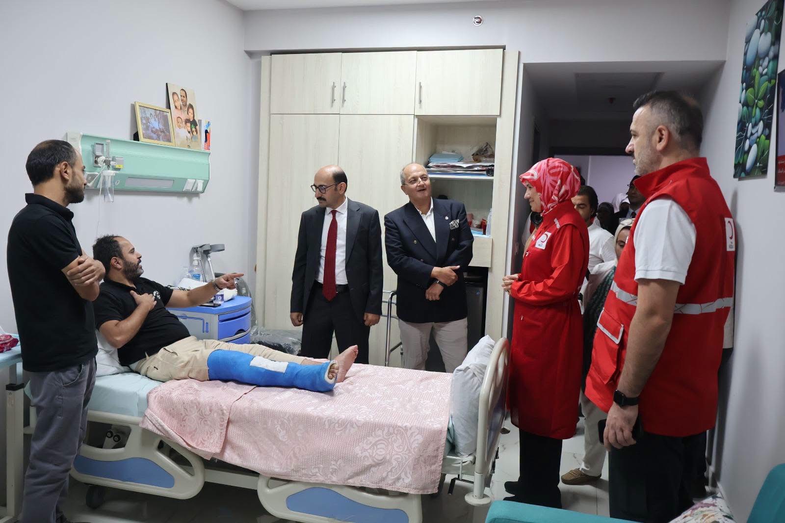 💢رئيسة الهلال الأحمر التركي تزور فرع الهلال الأحمر الفلسطيني في القاهرة وتطلع على أوضاع المرضى والجرحى واحتياجات مستشفى فلسطين