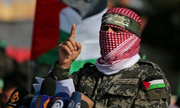 عام على اغتيال “الملثم”.. أبو عبيدة الناطق باسم “القسام” يعود بذات اللقب والملابس