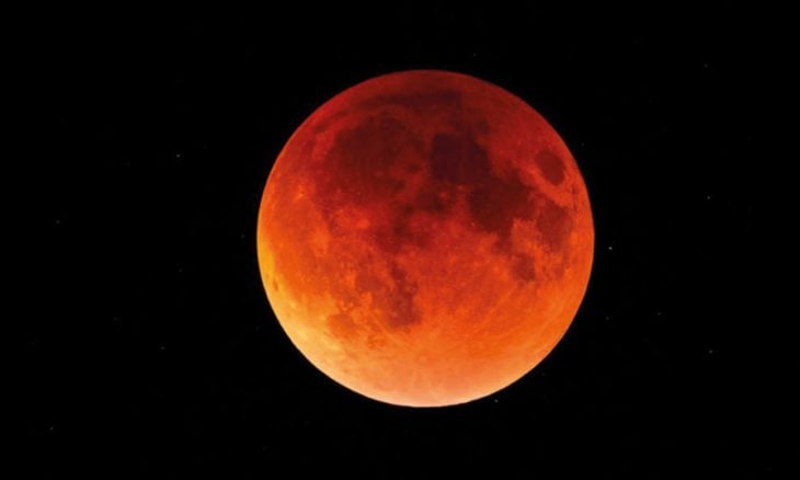 «قمر أحمر دموي» في سماء الولايات المتحدة… ماذا يعني؟