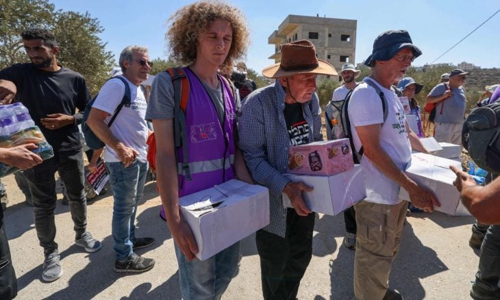 28 يوما تحت الحصار.. إسرائيل تمنع ناشطين من إغاثة فلسطينيين في قصرة