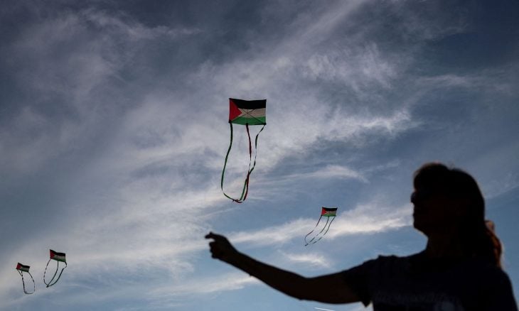 نشطاء يطلقون عشرات الطائرات الورقية بألوان العلم الفلسطيني تزامنا مع مهرجان البندقية السينمائي