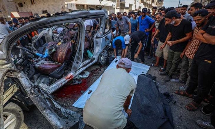 استشهاد فلسطينيين اثنين بقصف إسرائيلي استهدف مركبة في مدينة غزة- (صور وفيديو)