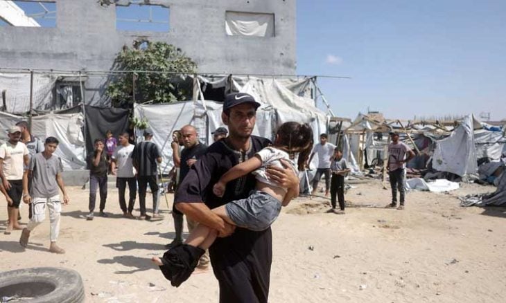 غزة.. تعليق نقل الكوادر الطبية ينذر بـ”شلل وشيك” للمنظومة الصحية
