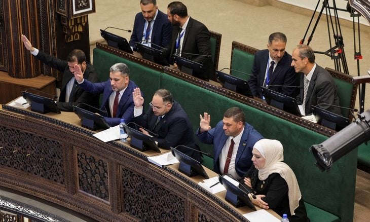 نائب دعا لعودة الضرب للمدارس وآخر اعترض على كثافة حضور الإناث في قطاع التعليم… وقائع جلسة برلمانية سورية