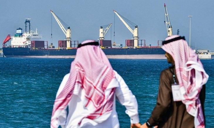 لوموند: السعودية والاقتصاد العالمي بين فكي كماشة