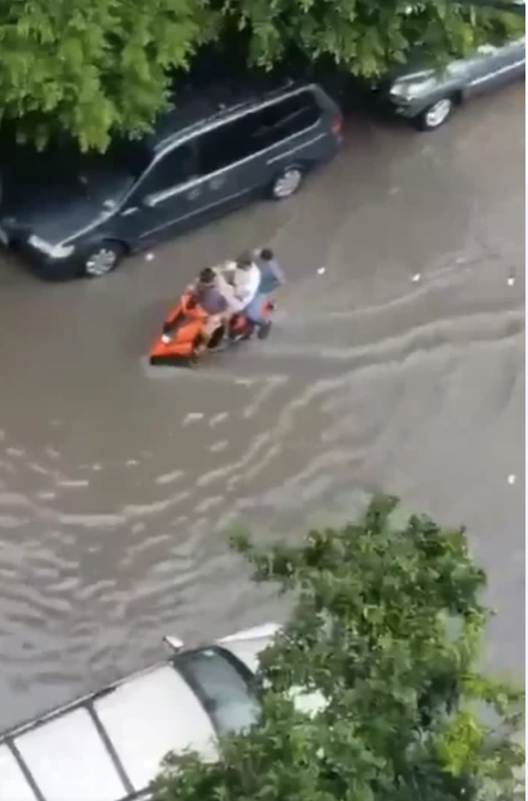 زوبعة في البحر وأمطار تغرق الطرقات… لبنان يستقبل المنخفض بمشاهد استثنائية (فيديو)