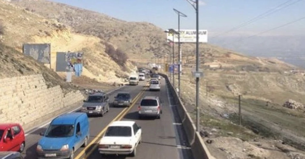 تنبيه للسائقين... طريق البقاع يشهد تحويلات واسعة