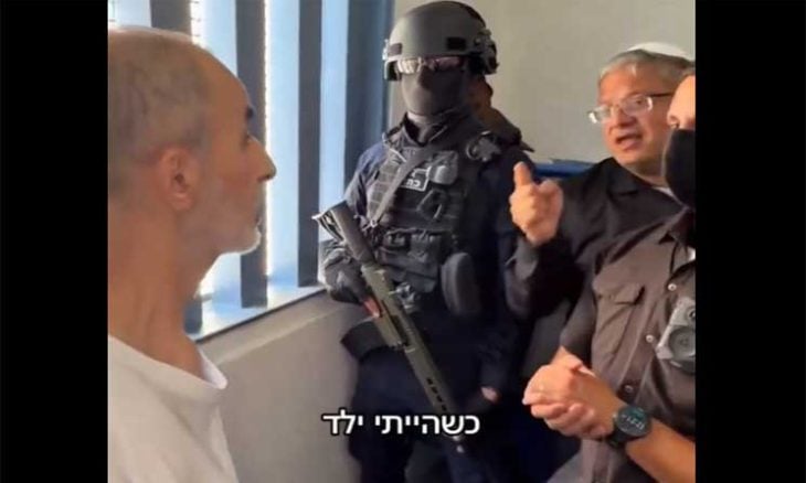 بن غفير يقتحم زنزانة الأسير حسن سلامة ويتوعد بإعدام الأسرى الفلسطينيين- (فيديو)