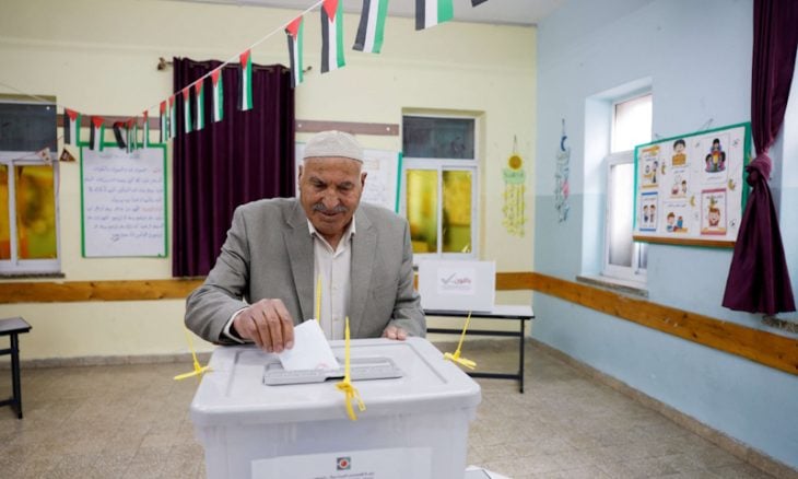نائب الرئيس الفلسطيني يبلغ فرنسا بتأجيل الانتخابات التشريعية لعدة أشهر