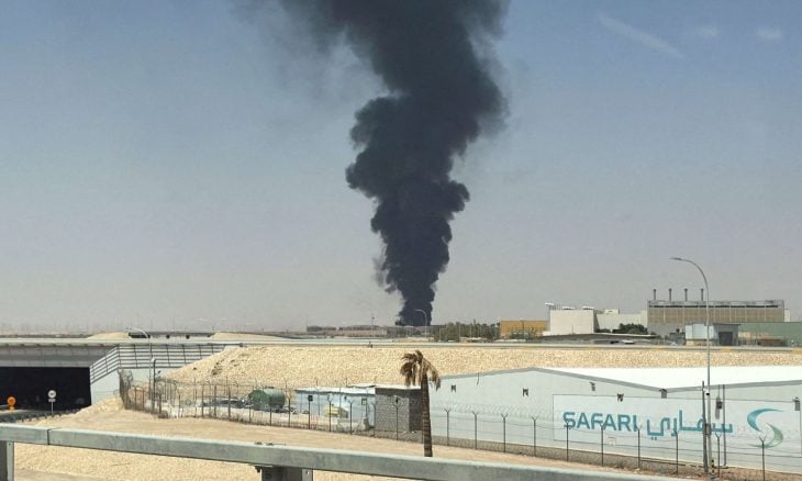 حريق في مطار الرياض إثر “مقذوف مجهول” والدفاع الجوي يدمر صاروخا مجنحا