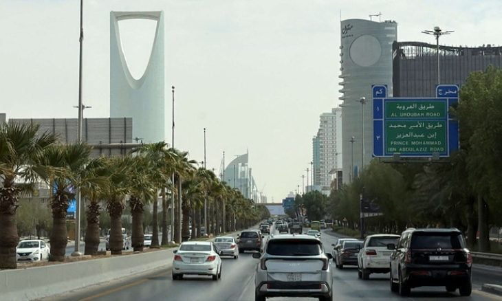 الحوثيون يعلنون استهداف مطار الرياض بصاروخ باليستي مساء الإثنين