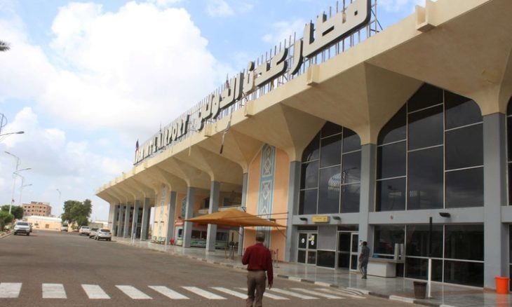 الحوثيون يستهدفون محيط مطار عدن ومعسكرا للتحالف