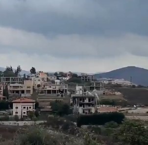 فيديو من زوطر الشرقية… لحظة سقوط صاروخ على سطح مبنى