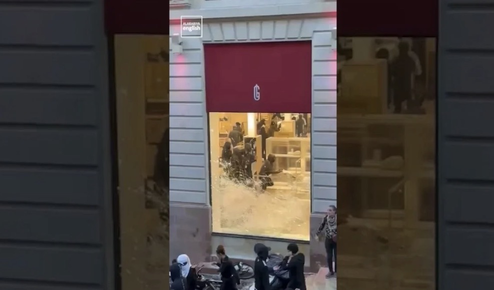 بالفيديو: مشاهد صادمة من قلب باريس... اقتحام ونهب "غاليري لافاييت" أمام الكاميرات!