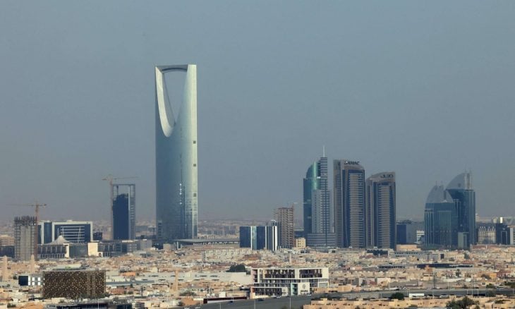 قتيل و8 جرحى في هجوم على مطار الدمام ومقتل شخصين بشظايا مسيّرة جرى اعتراضها شرق السعودية