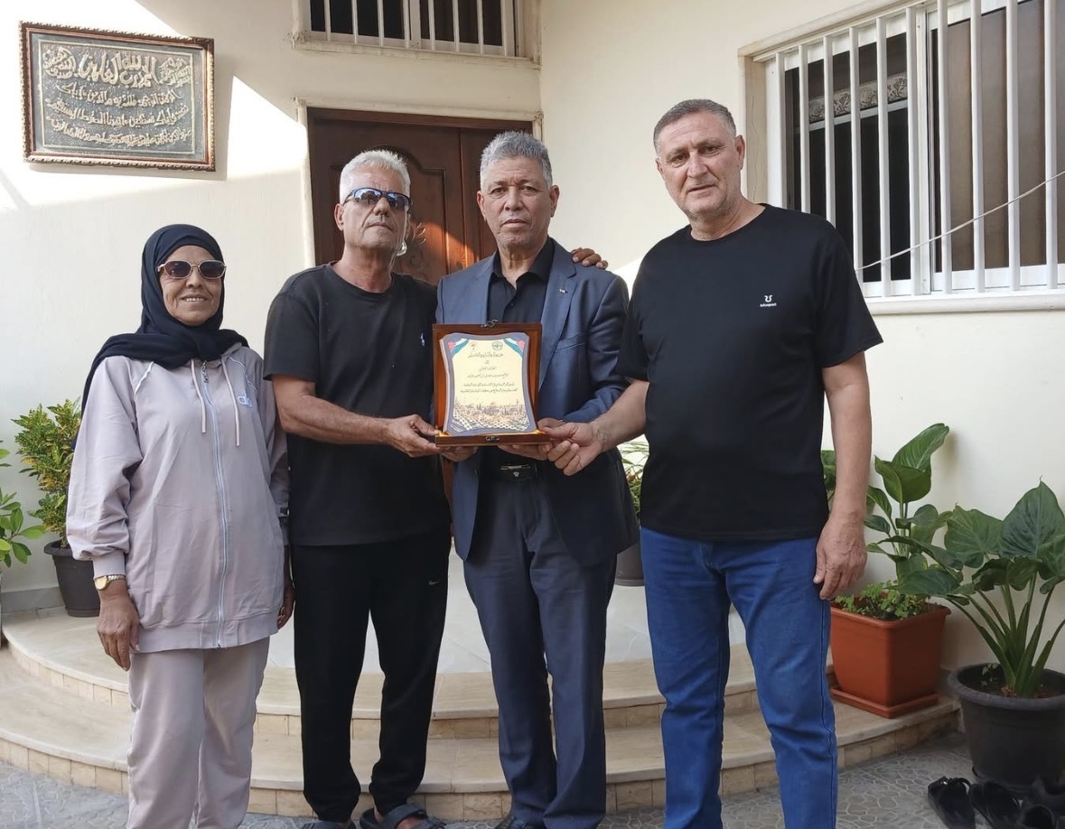 وفد الاتحاد العام لعمال فلسطين فرع لبنان يزور الاخ حسين عزام مسؤول التوجيه المعنوي وعضو المكتب التنفيذي وامين سر المكتب الإداري السابق للاتحاد العام لعمال فلسطين