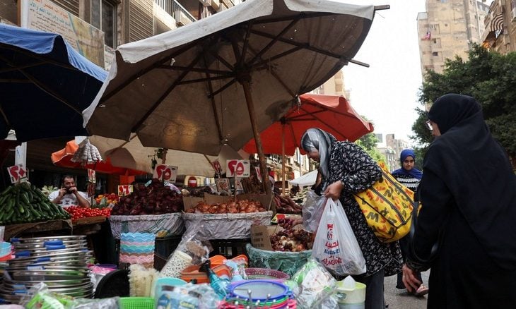 نار الأسعار تلهب أسواق مصر بعد تجاوز الدولار 56 جنيها… وانتقادات برلمانية