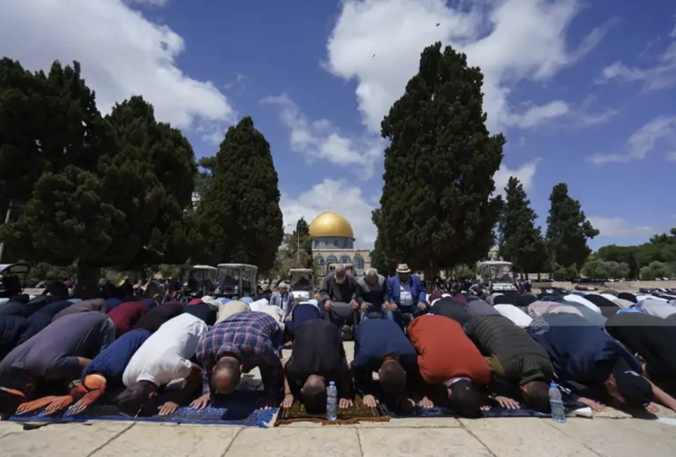 عشرات الآلاف يؤدون صلاة الجمعة في المسجد الأقصى